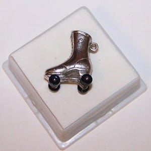 ROLLER SKATE CHARM -- Vintage  Sterling 3 D -- Functional Wheels --   6.7 Grams