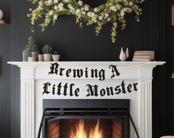 Bannière gothique Brewing A Little Monster - bannière de bébé gothique, baby shower gothique, vieille bannière de faire-part de bébé anglais, faire-part de grossesse