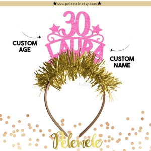 カスタム名前年齢誕生日ヘッドバンド - カスタムパーティーヘッドバンド、パーティークラウン、誕生日クラウン、誕生日パーティー、フリンジ付きハッピーバースデーティアラ