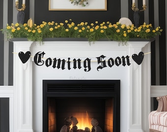 Glitter Gothic Coming Soon Banner - Bannière gothique pour bébé, Baby Shower gothique, Bannière d’annonce de bébé en vieux anglais, Annonce de grossesse,