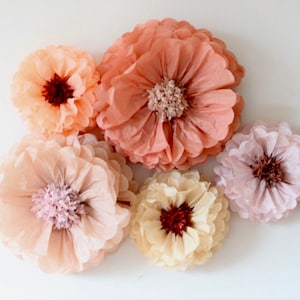 Incredibile parete di sfondo floreale. Fiori di carta di grandi dimensioni e di grandi dimensioni 5 pezzi. Centrotavola per matrimoni. Decorazioni murali mozzafiato. Il tessuto fiorisce.