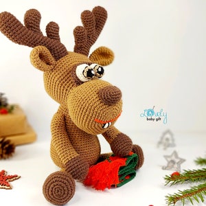 amigurumi pattern reindeer with Christmas scarf
