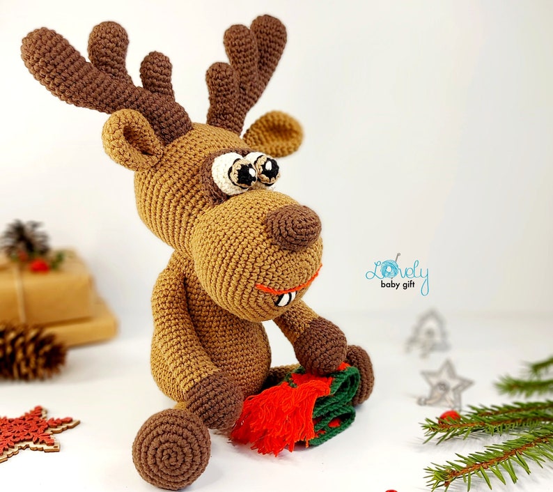 amigurumi pattern reindeer with Christmas scarf