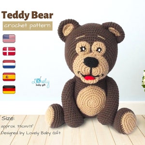 Könnte beinhalten: Ein brauner gehäkelter Teddybär mit beigefarbenem Bauch, der auf einer Holzoberfläche sitzt. Der Bär hat eine schwarze Nase, einen roten Mund und braune Augen. Der Bär ist etwa 33 cm groß. Das Bild enthält den Text "Teddy Bear crochet pattern" und "Lovely baby gift".