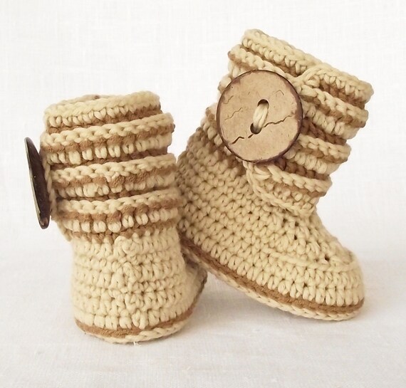 ボタン付きベビーブーティかぎ針編みパターン、かぎ針編みの Ugg