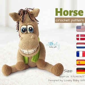 Pode incluir: Brinquedo de cavalo amigurumi de crochê com pelo marrom, cachecol verde e olhos azuis. O brinquedo está sentado em uma superfície branca. A imagem inclui o texto "Horse crochet pattern" e "Size: approx. 37cm/14.5"