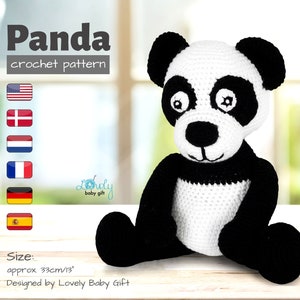 Op de afbeelding: Haakpatroon voor een zwart-witte panda, ongeveer 33 cm hoog. Het patroon is beschikbaar in het Engels, Deens, Nederlands, Frans, Duits en Spaans. Het patroon is ontworpen door Lovely Baby Gift.