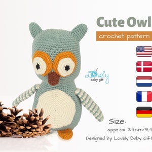 Peut inclure: Un modèle de crochet pour un adorable jouet amigurumi hibou. Le hibou est bleu clair avec des accents orange et des rayures blanches sur ses ailes. Le modèle est disponible en anglais, danois, néerlandais, français et allemand. Le hibou mesure environ 24 cm de haut.