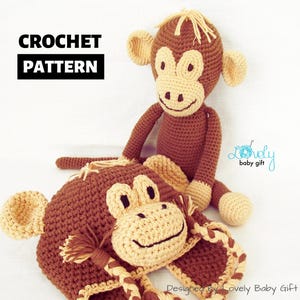 Pode incluir: Padrão de crochê para um chapéu de macaco marrom e uma boneca de macaco marrom maior. O chapéu tem uma cauda marrom e um rosto bege. A boneca tem um rosto bege e um corpo marrom. O texto "Lovely Baby Gift" está na imagem.