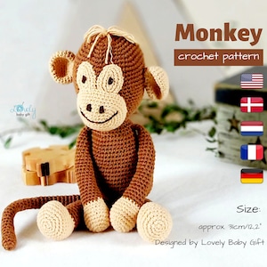 Könnte beinhalten: Häkelanleitung für ein braunes Affen-Amigurumi-Spielzeug. Der Affe sitzt mit gekreuzten Beinen und hat einen langen Schwanz. Das Muster wurde von Lovely Baby Gift entworfen und ist etwa 31 cm groß.
