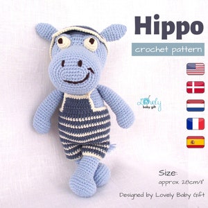 Puede incluir: Un patrón de crochet para un hipopótamo azul que lleva un atuendo a rayas azul y blanco y un sombrero azul. El patrón está diseñado por Lovely Baby Gift y tiene aproximadamente 28 cm de altura.