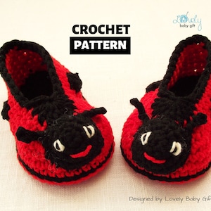 Può includere: Schema a uncinetto per scarpine da bebè a forma di coccinella. Le scarpine sono rosse con macchie nere e un viso di coccinella nero con occhi bianchi.