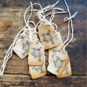 Navidad rústica Joy Hoja de acebo Etiqueta de regalo conjunto de vacaciones de 25 etiquetas pre encadenadas Suministro de artesanía