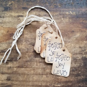 Peace Joy Love Etiquetas primitivas hang etiquetas rustic gift etiquetas craft supply set de 25 etiquetas prestrung