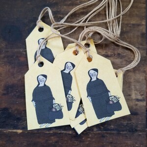 Primitive Hang tags Dame avec panier terne Étiquettes cadeaux Fournitures artisanales Ensemble de 12 pré-enfilés