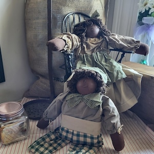 Primitieve lappenpoppen landelijke volkskunstpoppen rustieke primitieve poppenpaar boerderij gelaagde lade decor vintage stijl poppen