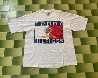 Vintage 90-tals Tommy Hilfiger t-shirt med stor logotyp, storlek XL, tillverkad i USA