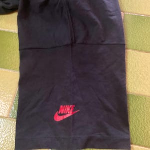 Może przedstawiać: Zestaw trzech ceramicznych kubk&oacute;w z nakrapianym, matowym wykończeniem. Kubki są w odcieniach kremowym, jasnoszarym i ciemnoszarym. Każdy kubek ma prosty, nowoczesny design i zaokrąglony uchwyt.