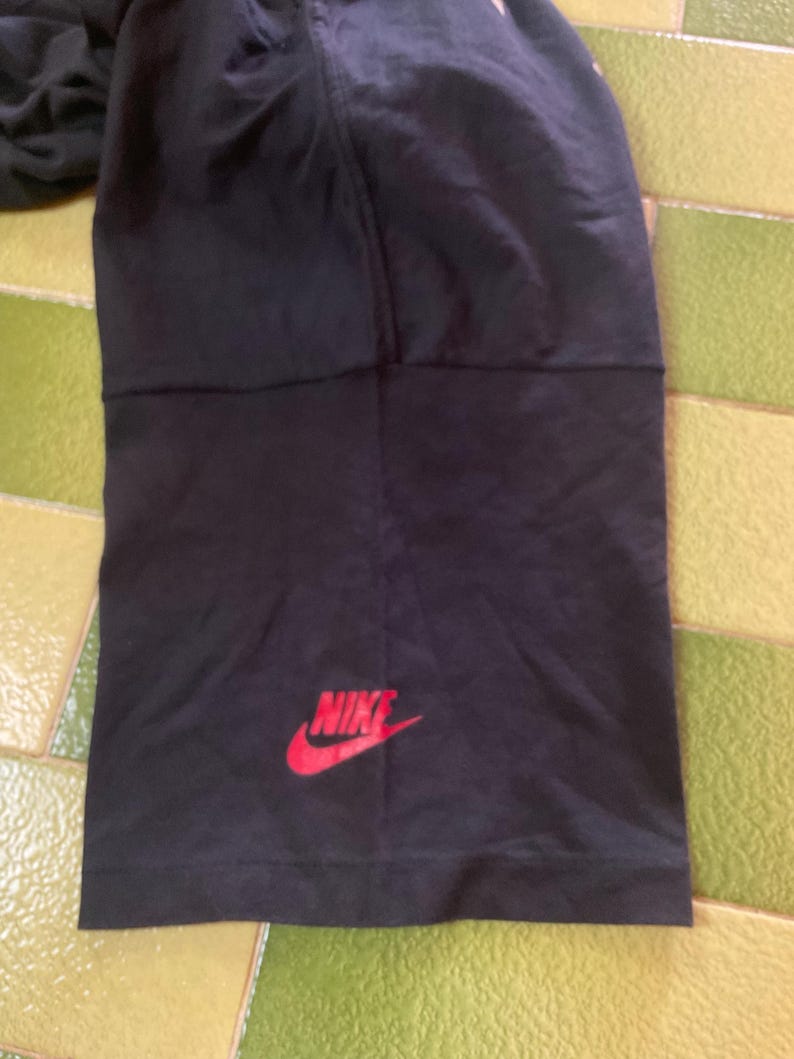 Może przedstawiać: Zestaw trzech ceramicznych kubk&oacute;w z nakrapianym, matowym wykończeniem. Kubki są w odcieniach kremowym, jasnoszarym i ciemnoszarym. Każdy kubek ma prosty, nowoczesny design i zaokrąglony uchwyt.