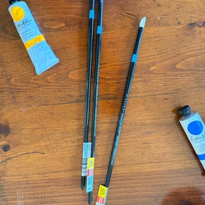 long handle Princeton oil paint brushes on wooden surface edusite https://edusite.etsy.com