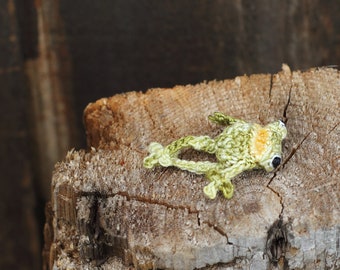 Bambola rana in miniatura all'uncinetto