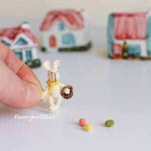 Paashaas met mand en eieren, groenten, gehaakte miniatuurpop schaal 1/12 paasdecor, poppenhuis verzamelobject klein lichtgeel konijn