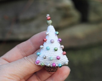 Broche d’arbre de Noël au crochet avec perles de poussière d’étoile