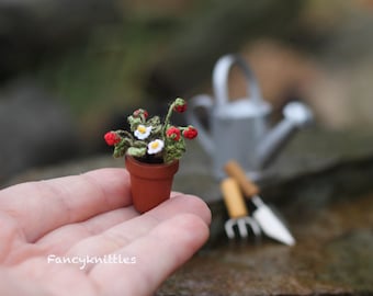 Miniature Strawberry in Wooden Terracotta Pot for Dollhouse