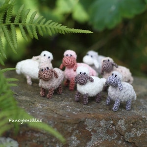 Miniatur-Schaf-Puppe, Puppenhaus häkeln Spielzeug Haustier Tier, winziges Winy weiches Plüsch-Lamm sammelbares Geschenk für Miniatur-Liebhaber, Indoor-Feengarten