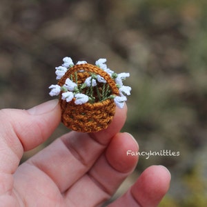 Panier miniature au crochet avec poignée fée jardin maison de poupée miniature CHOOSE ONE amigurumi fruit basket humper panier de collection image 3