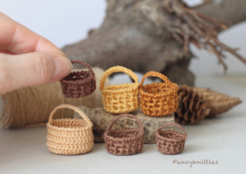 Panier miniature au crochet avec poignée fée jardin maison de poupée miniature CHOOSE ONE amigurumi fruit basket humper panier de collection image 1