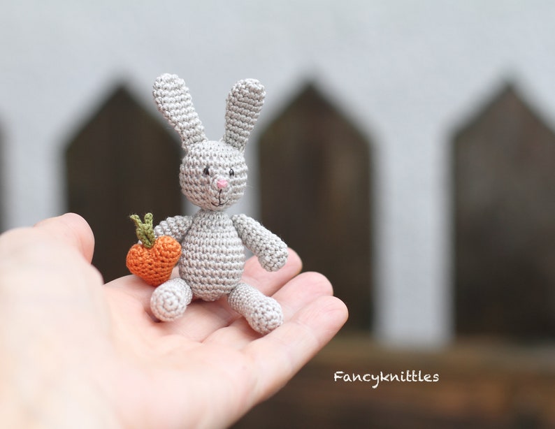 Grey Bunny with Carrot Heart, Crochet Rabbit, Crochet Amigurumi Doll. 画像 3