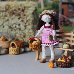 Panier miniature au crochet avec poignée fée jardin maison de poupée miniature CHOOSE ONE amigurumi fruit basket humper panier de collection image 4