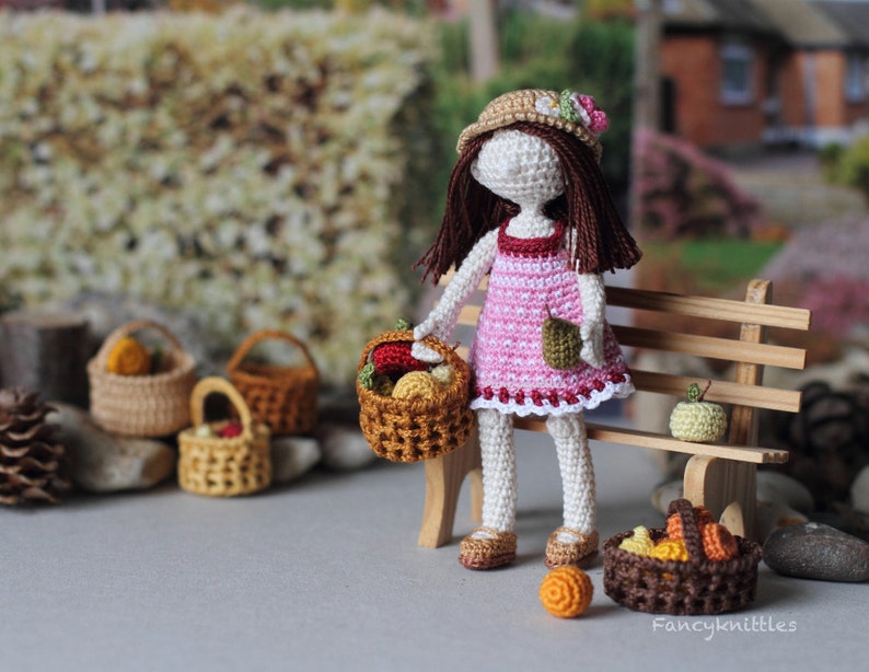 Panier miniature au crochet avec poignée fée jardin maison de poupée miniature CHOOSE ONE amigurumi fruit basket humper panier de collection image 4