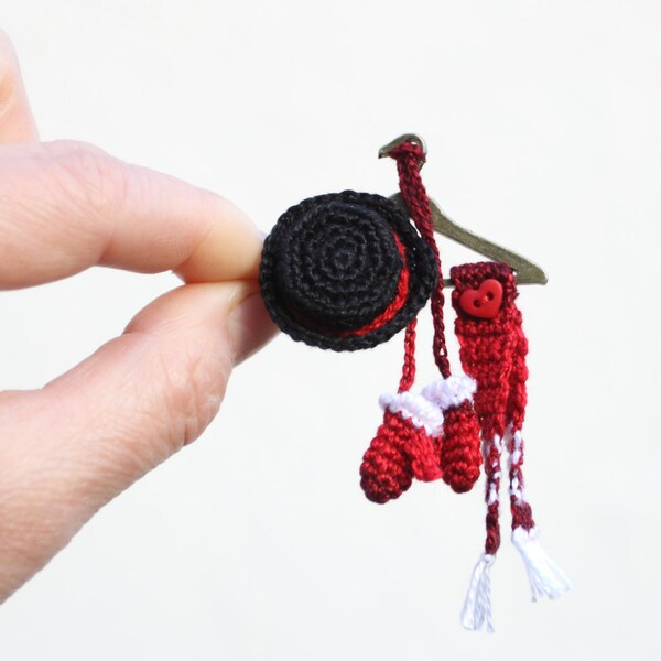 Christmas brooch, crochet brooch, pin, Christmas accessorie, Christmas gift, snowman's kit, black, red, white