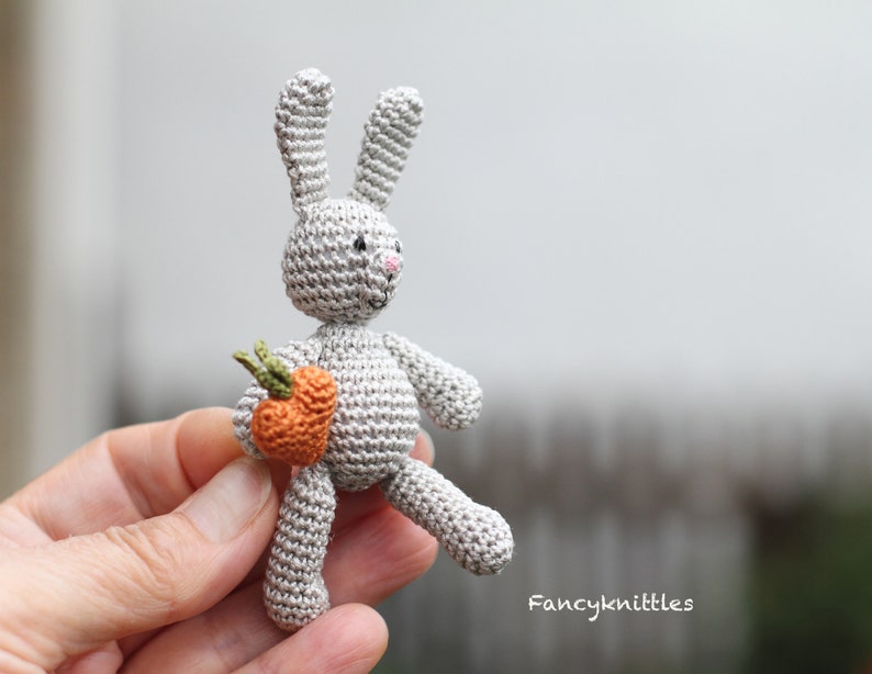 Grey Bunny with Carrot Heart, Crochet Rabbit, Crochet Amigurumi Doll. 画像 1