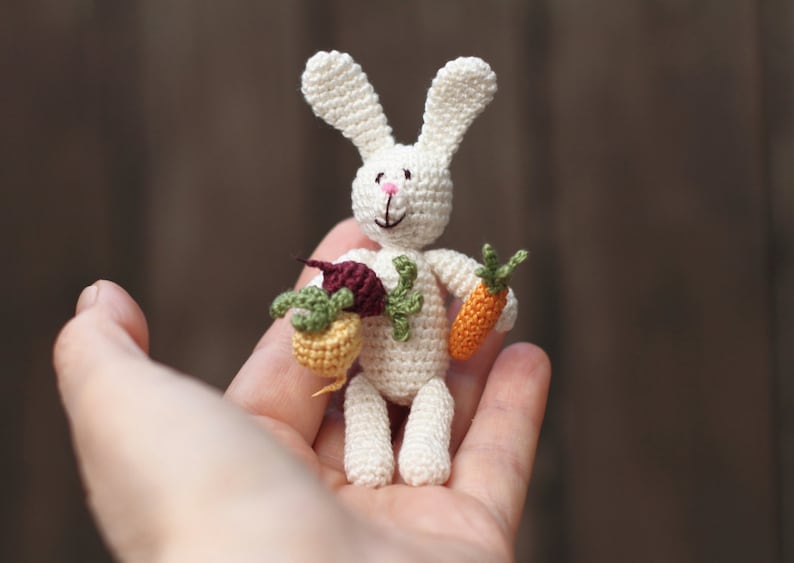 Grey Bunny with Carrot Heart, Crochet Rabbit, Crochet Amigurumi Doll. 画像 7