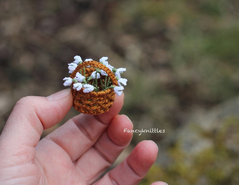 Panier miniature au crochet avec poignée fée jardin maison de poupée miniature CHOOSE ONE amigurumi fruit basket humper panier de collection image 3