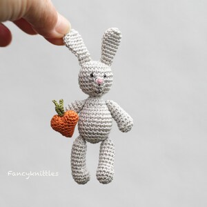 Grey Bunny with Carrot Heart, Crochet Rabbit, Crochet Amigurumi Doll. 画像 2