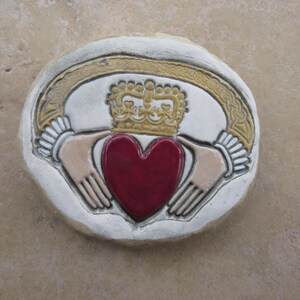 Claddagh Essential Oil Diffuser Stone, Irish Heart Hands Crown Aromatherapy Decor, Kiln-Fired Ceramic