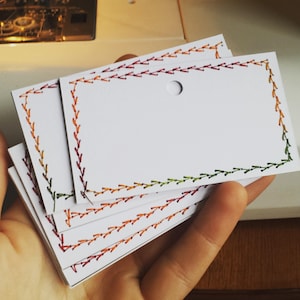 Geschenk-Anhänger selbstgemachtes Recyclingpapier rAiNbOw Fäden