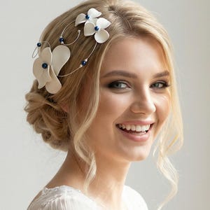 Tiara floral branca: fascinator de noiva em fio prateado e pérolas azul-marinho