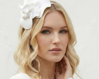 Grote witte bloem als fascinator op een metalen hoofdband of met een krokodillenclip.