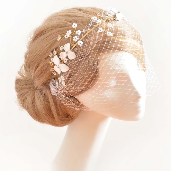 Mini voile ivoire à fleurs orné de perles et de cristaux placés sur un serre-tête, Coiffure de mariée avec résille, accessoire de cheveux de mariage