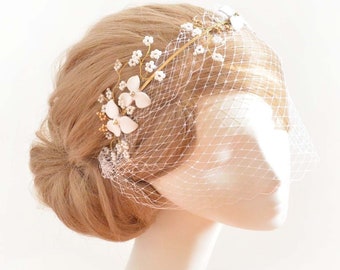 Ivoren mini sluier met bloemen versierd met kralen en kristallen geplaatst op een hoofdband, Bruidshoofddeksel met gaas, Bruiloft haartoebehoren
