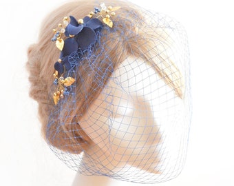 Velo a gabbia per uccelli blu navy e oro con copricapo in blu navy e oro decorato con foglie e perline, fascinator da matrimonio con rete,