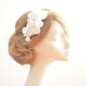 Witte mini bloemen fascinator clip, Mini hoed, Bruiloft bruidshaar decoratie, Bruidsmeisjes cadeau idee afbeelding 4