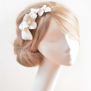 Bibi ivoire, coiffe simple pour une mariée, coiffe florale, alternative au chapeau, barrette à cheveux pour demoiselles d'honneur, peigne à cheveux avec fleurs simples, image 1