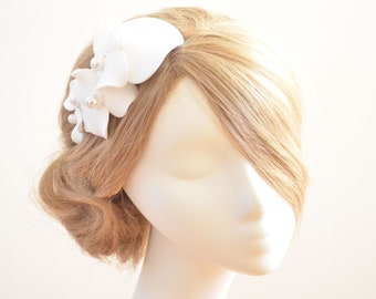 White mini floral fascinator clip, Mini hat, Wedding bridal hair decoration, Bridesmaids gift idea