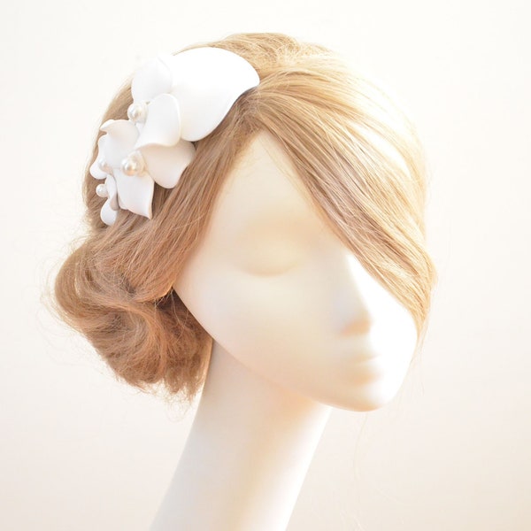 White mini floral fascinator clip, Mini hat, Wedding bridal hair decoration, Bridesmaids gift idea